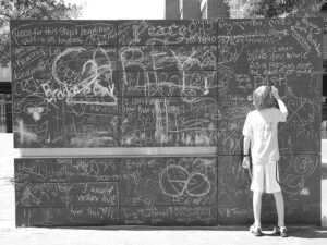 jongen voor free speech wall in Charlottesville (756x567)